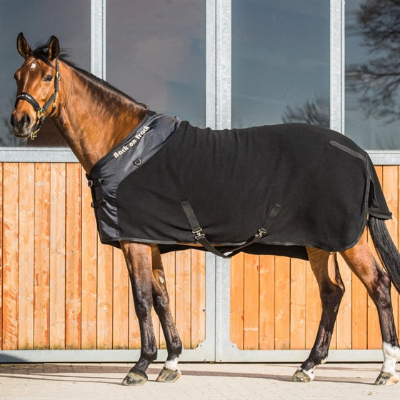 Back on Track Supreme Fleece Pferdedecken mit D-Ringen